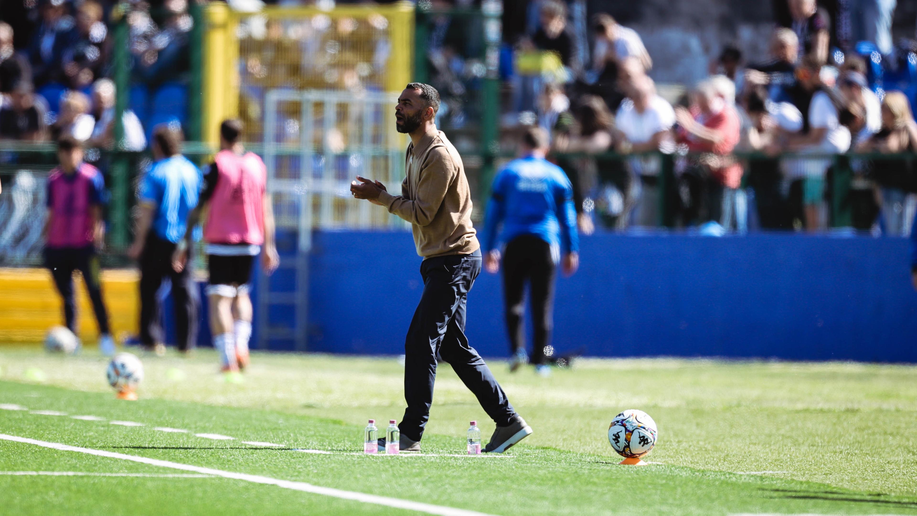 Coach Ashley Cole durante Carrarese Cesena