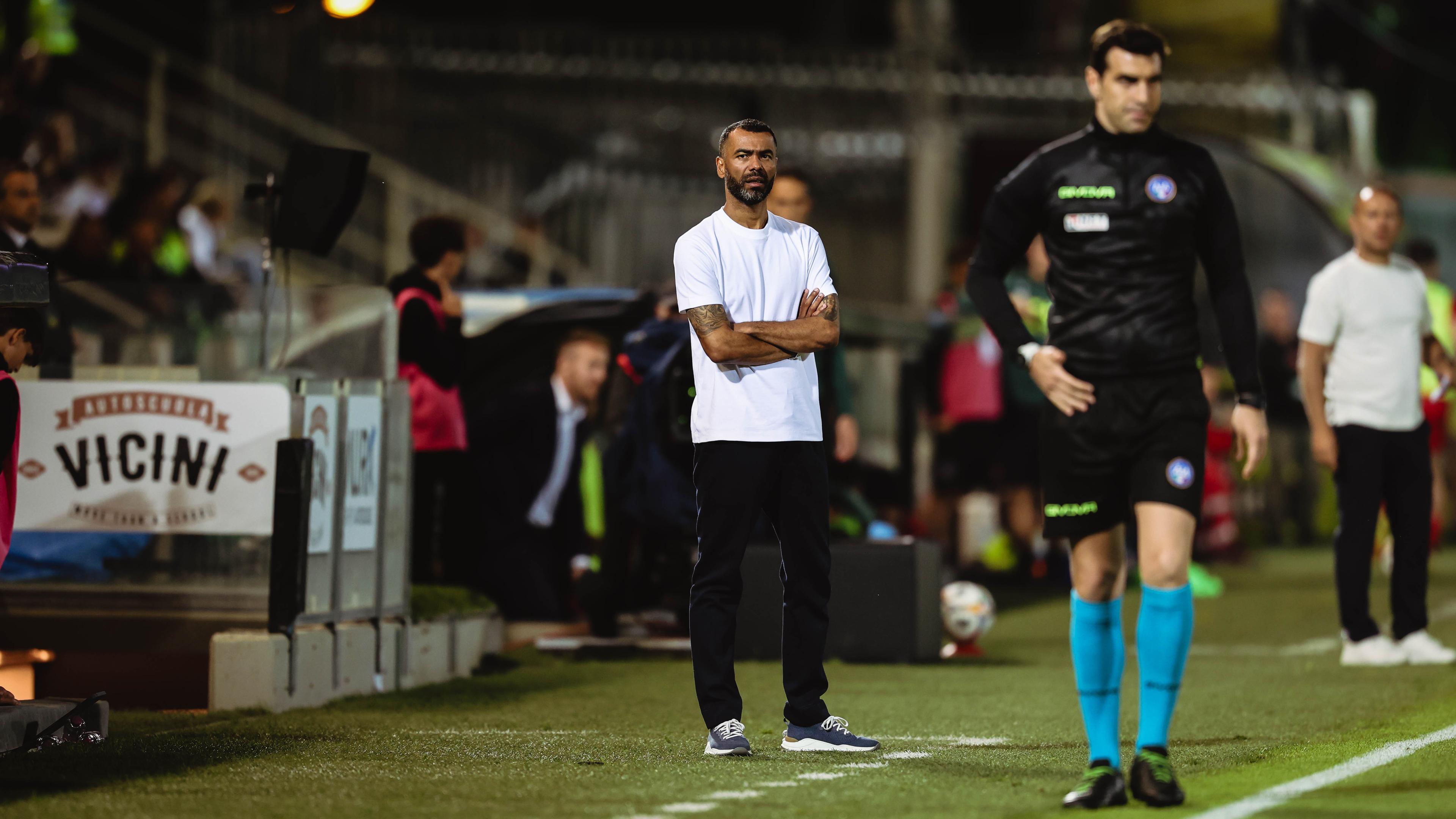Ashley Cole a bordocampo durante Cesena Padova