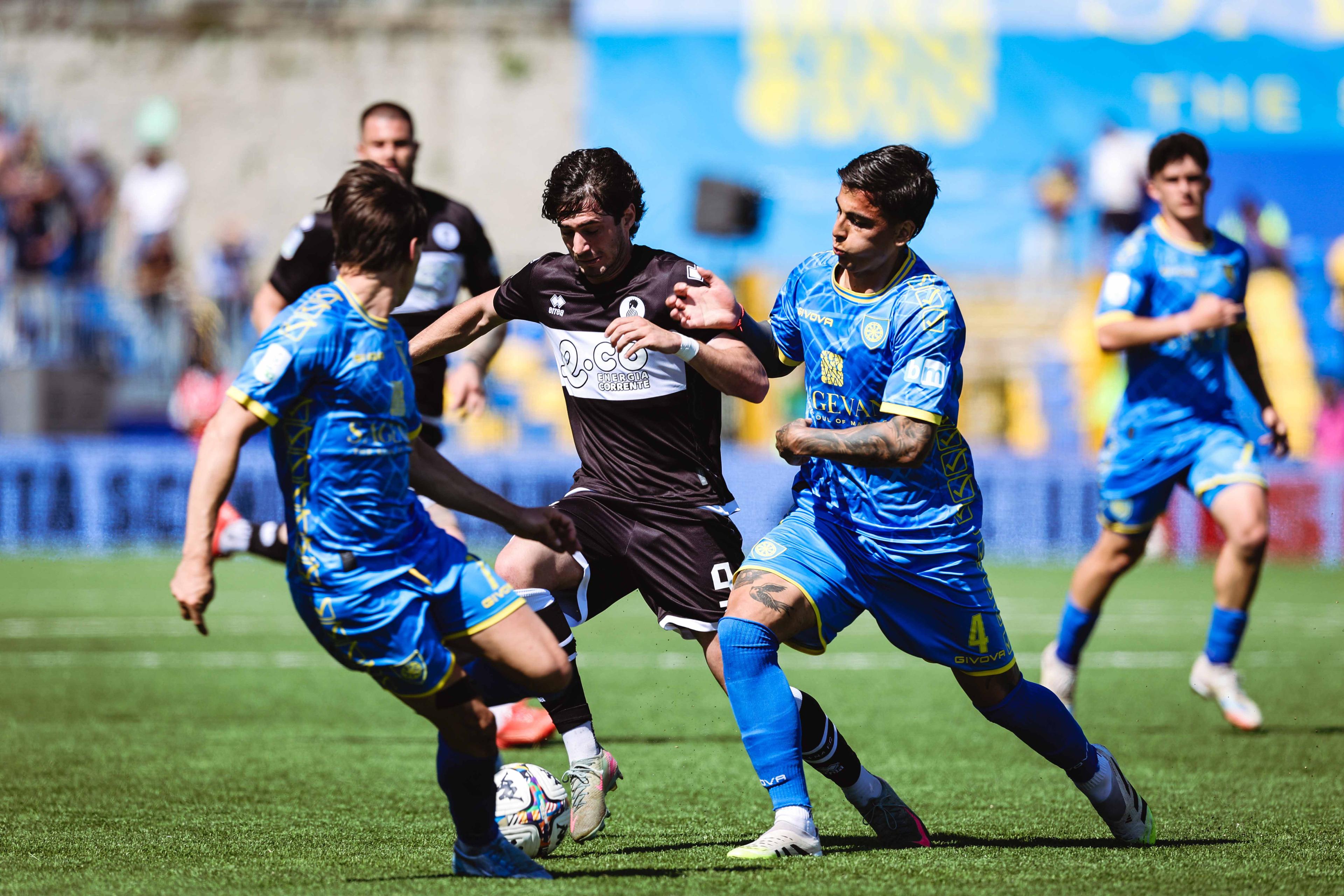 Cristian Shpendi in azione durante Carrarese Cesena