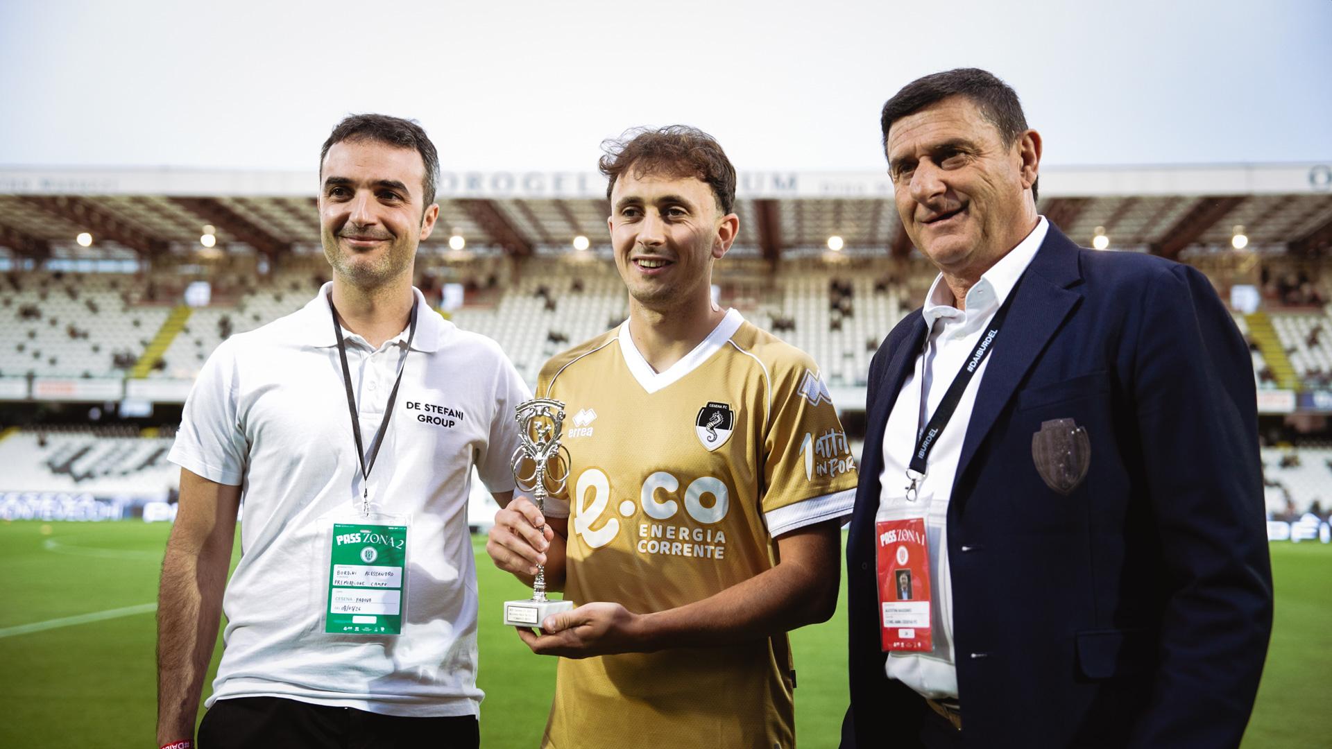 Tommaso Berti premiato da De Stefani e Massimo Agostini come Man of the Match 25/26